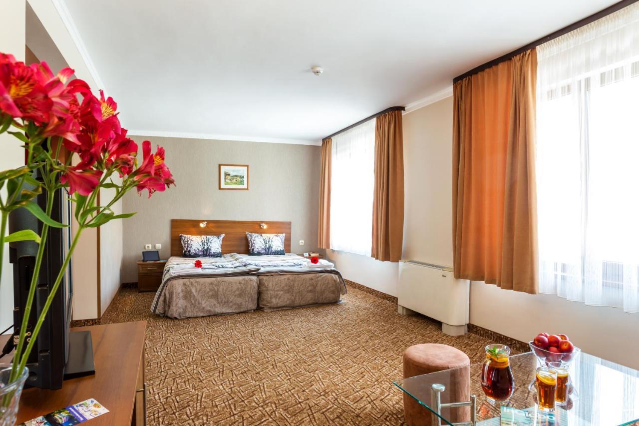 Family Hotel Romantika Velingrad Exterior photo